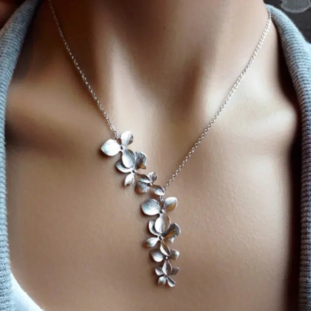 Collier floral en argent antique